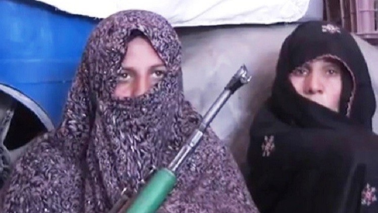 حملت رضا غول السلاح في وجه قتلة ابنها ضابط الشرطة الأفغاني 