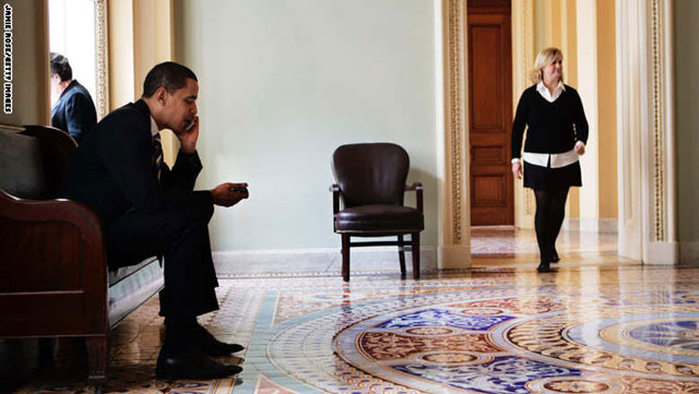 أوباما يجلس على أريكة داخل البيت الأبيض  