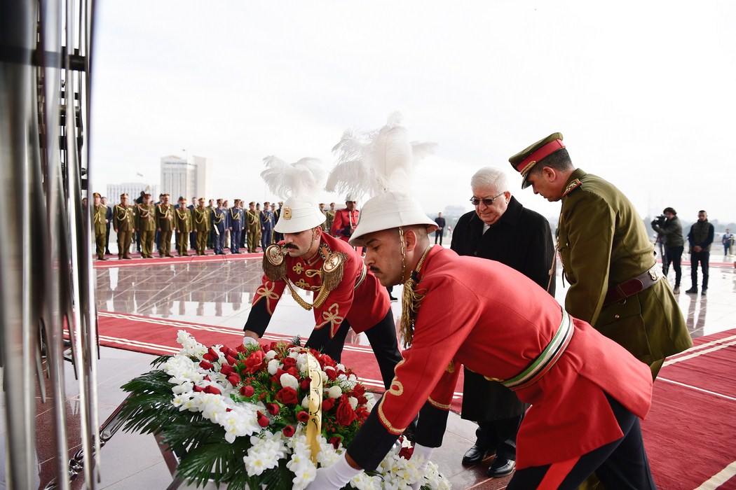 الرئيس معصوم يضع إكليل زهور على نصب الجندي المجهول 