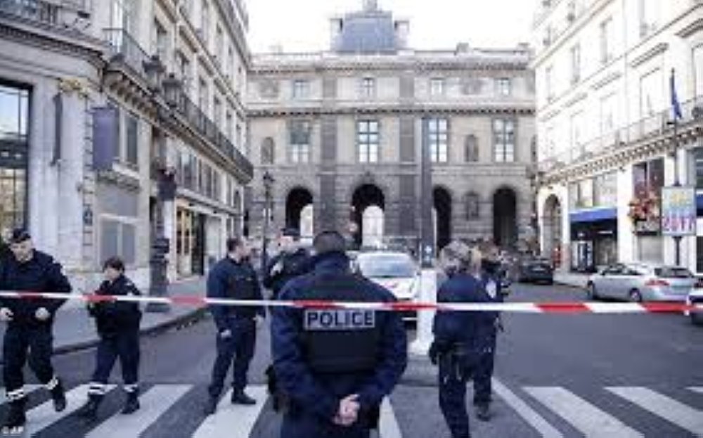 تفاصيل الاعتداء المسلح أمام متحف اللوفر في باريس