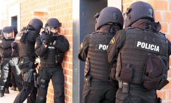 الشرطة الاسبانيا تعتقل إمرأة بتهمة تجنيد فتيات لداعش