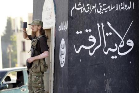 داعش يهدم ديراً وينقل مخطوفين مسيحيين الى الرقة