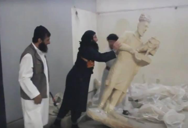 عصابات داعش تحطم متحف الموصل 