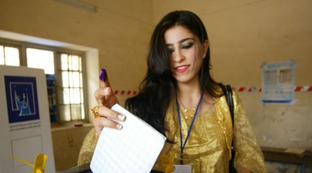 فتاة تدلي بصوتها في انتخابات كوردستان