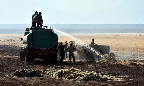 تركيا تحرق مساحات زراعية في عفرين