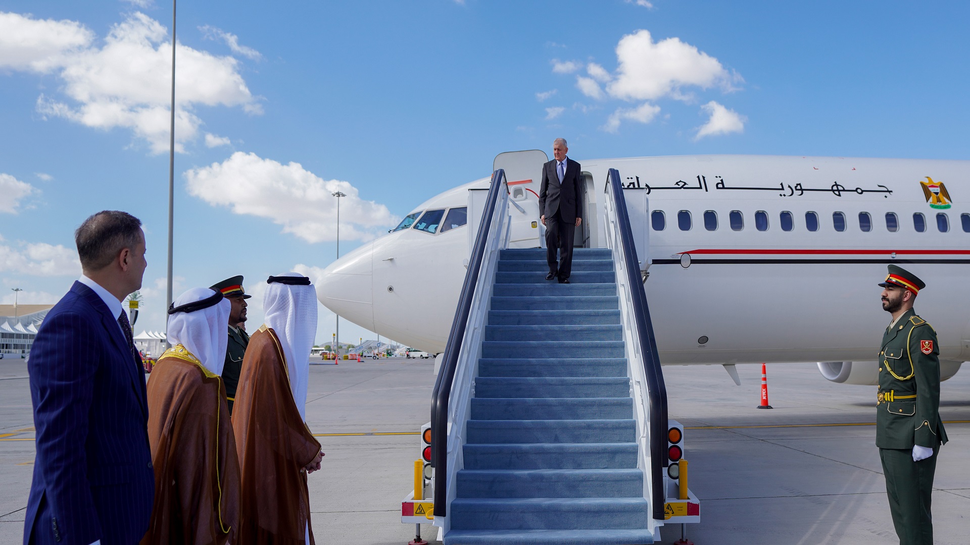 رئيس الجمهورية يصل الى الامارات 