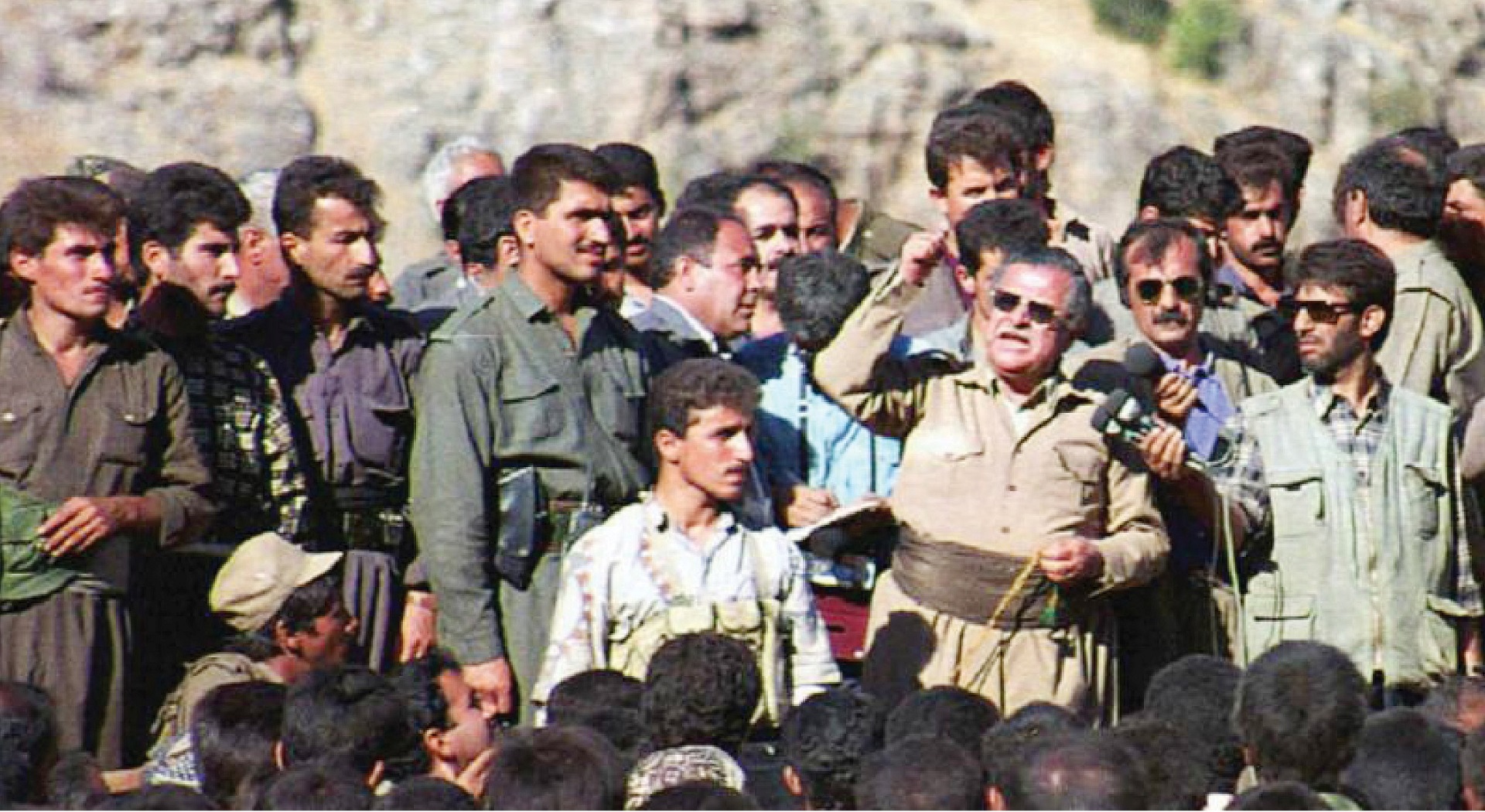الرئيس مام جلال مع كوكبة من البيشمركه عام 1996 