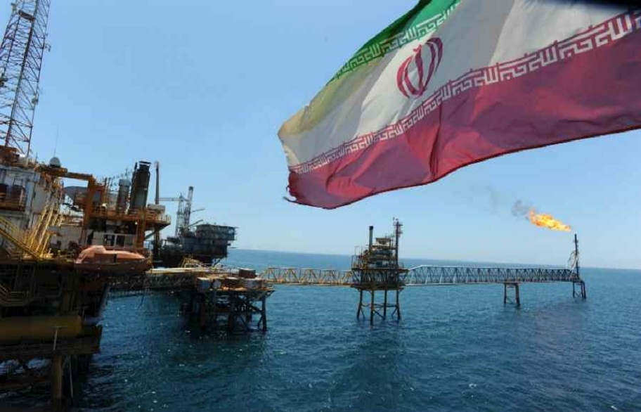 إيران تبني منشأة لتخزين النفط على خليج عمان