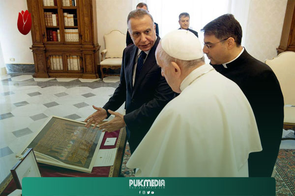 الكاظمي يلتقي البابا ويؤكد الحكومة ماضية في اعمار الكنائس الاثرية