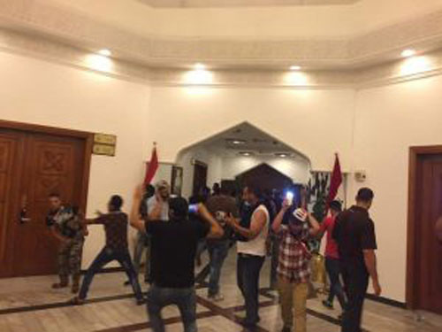 بغداد تدخل حظرا للتجوال بعد اقتحام مكتب العبادي