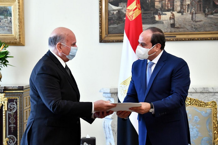 السيسي يؤكد حرص مصر لدفع التعاون مع العراق
