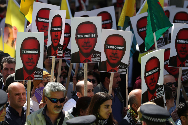قبيل لقاء اردوغان-ماي.. احتجاج في لندن بمشاركة الكورد