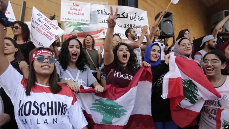 لبنان.. إضراب وغلق طرقات في أسبوع الغضب