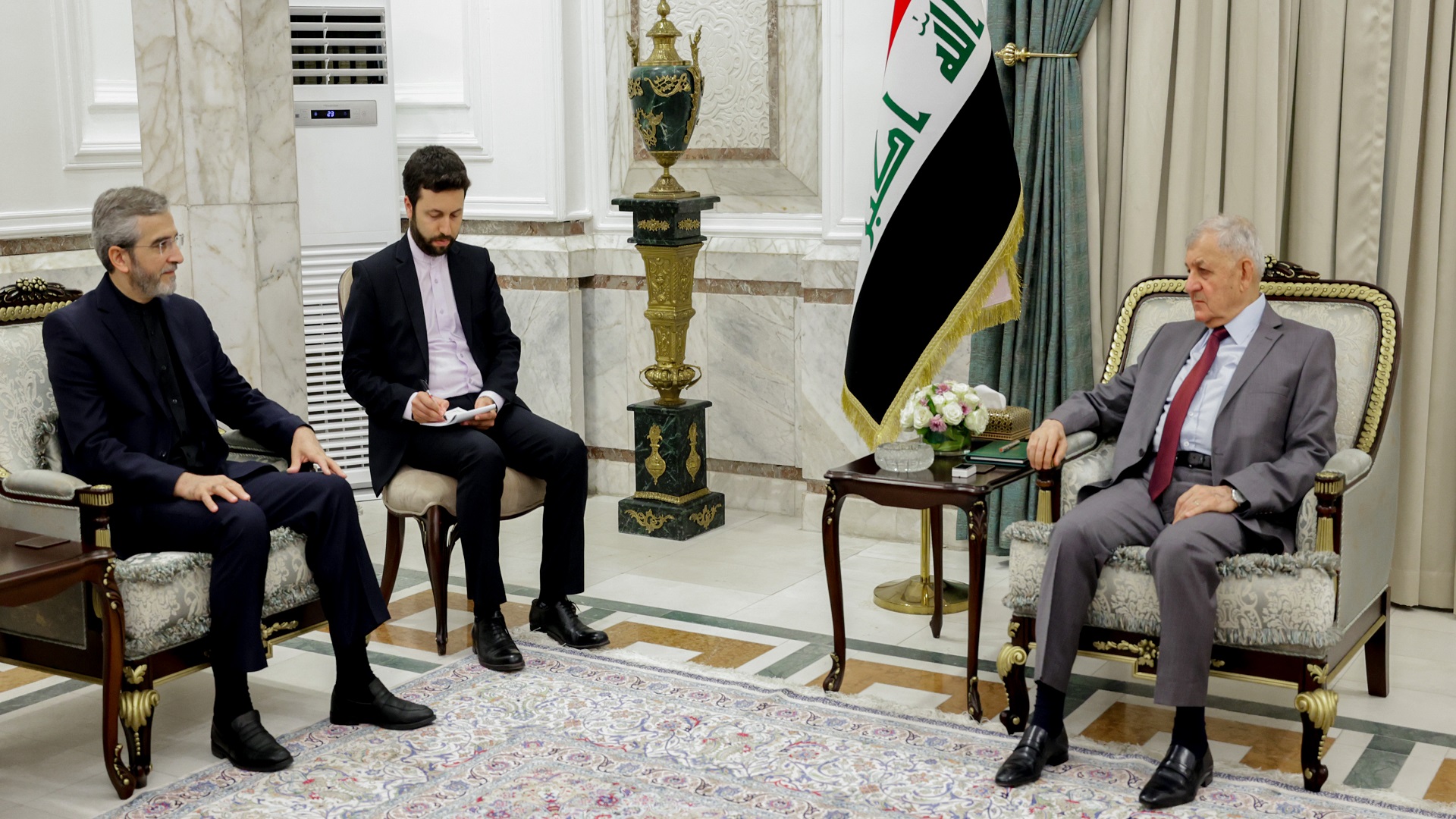 رئيس الجمهورية يلتقي وزير الخارجية الايراني بالانابة 