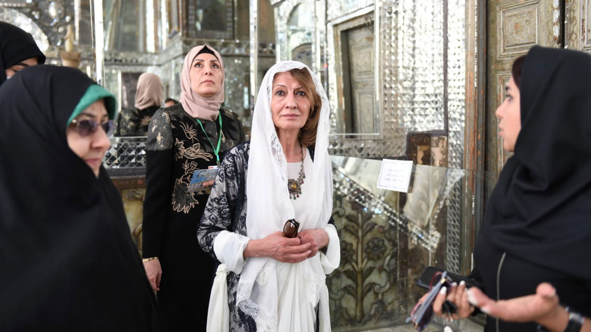 السيدة الأولى تصل الى طهران في زيارة رسمية 