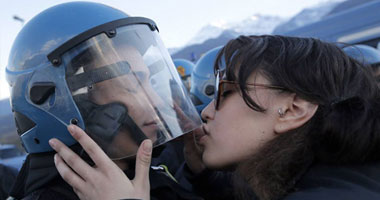 حظر تقبيل رجال الشرطة في إيطاليا