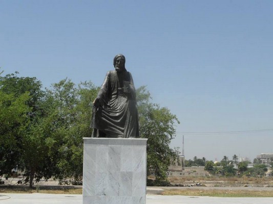 وزارة الثقافة تعيد ترميم تمثال الشاعر أبو نؤاس