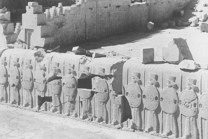 إعادة منحوتة أثرية تعود لعهد الأخمينيين (550-330 قبل الميلاد) إلى إيران