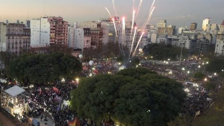 بالصور.. بدعم الرئيسة وميسي تظاهرة تاريخية بالأرجنتين 