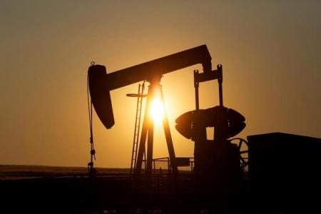 النفط يتراجع بفعل نمو أنشطة الحفر الأمريكية 