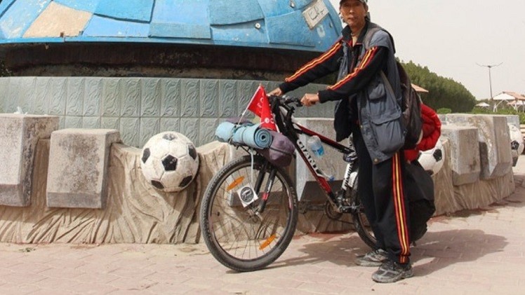 رحالة صيني يحط في العراق برحلته حول العالم على دراجته