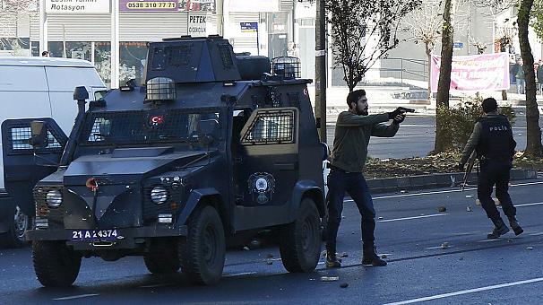 صحيفة: مقتل جندي تركي وإصابة آخرين بآمد