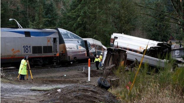 مصرع واصابة  78 شخصا اثر خروج قطار عن مساره في واشنطن
