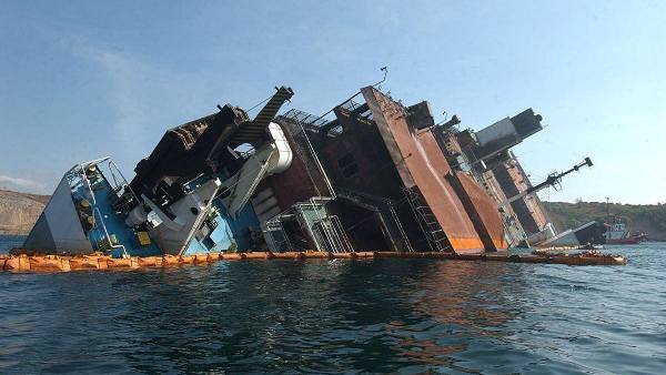 غرق سفينة ايرانية قرب البصرة