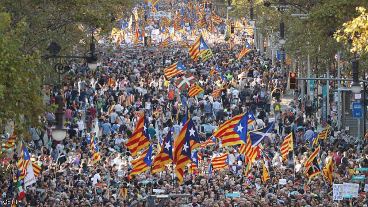 برشلونة تغلي.. ومئات الآلاف في الشارع