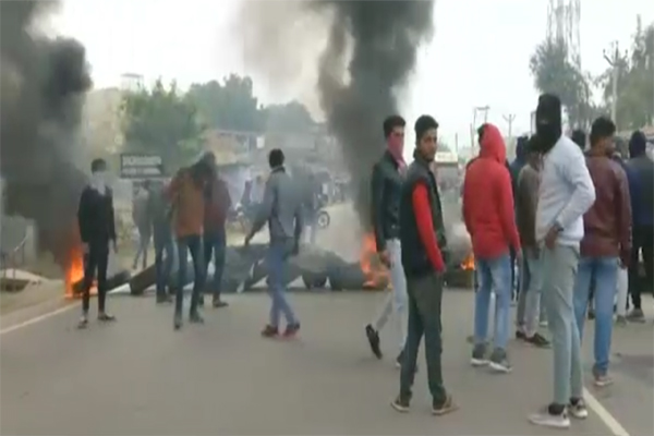 احتجاجات بالسيوف والنيران على فيلم هندي