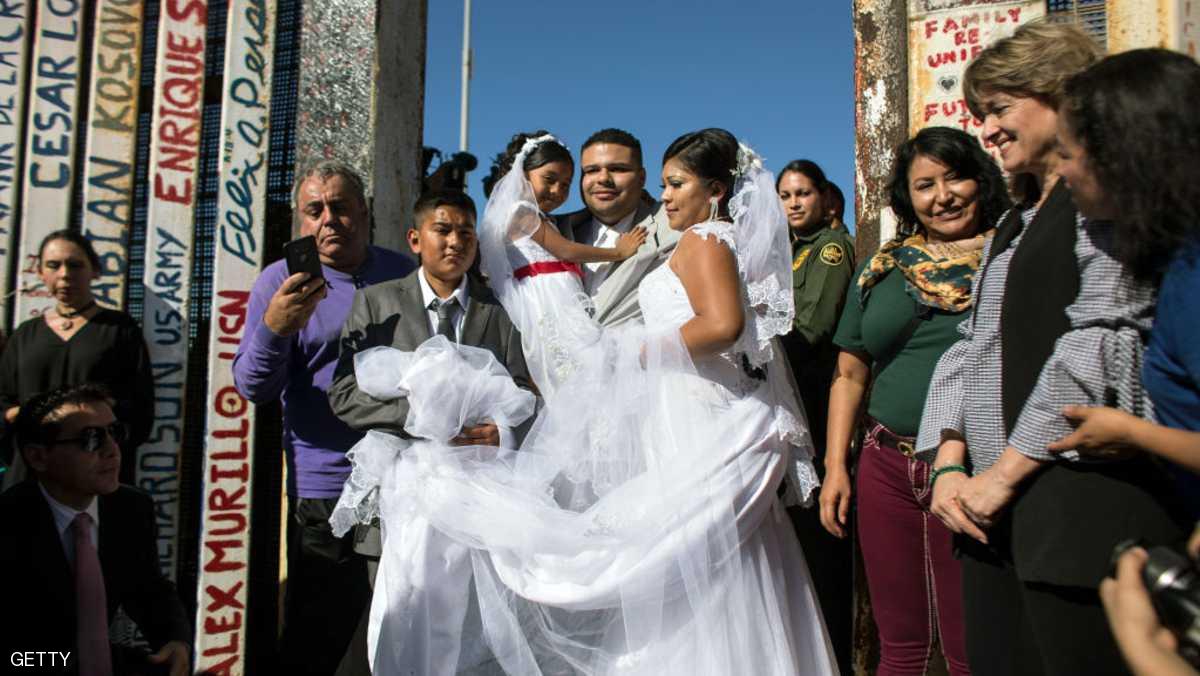 حفل زفاف يتحدى جدار ترامب