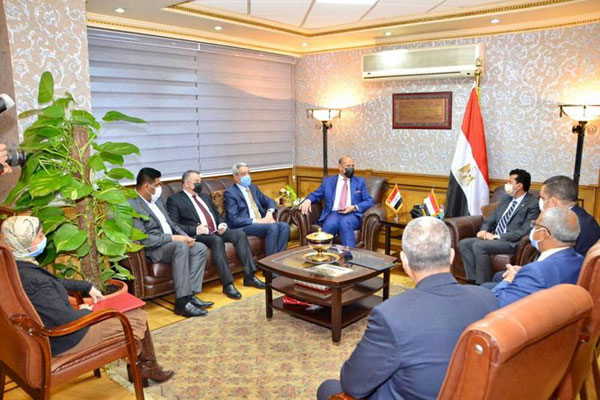 وزير الشباب والرياضة العراقي يلتقي نظيره المصري