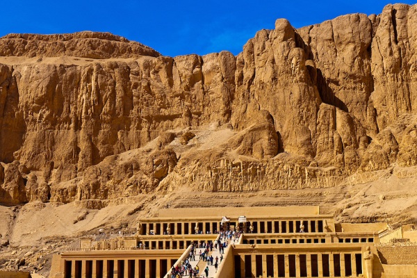 اكتشاف سور لمدينة فرعونية ترجع لفترة غزو الهكسوس لمصر
