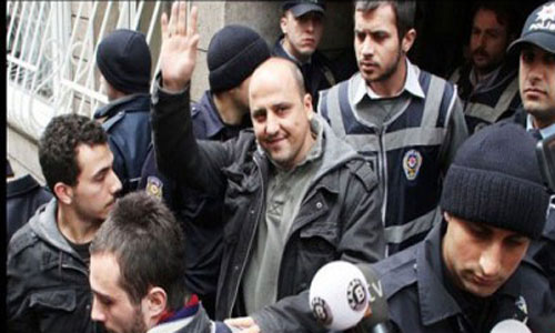 اعتقال الصحفي التركي الشهير احمد شيك في اسطنبول