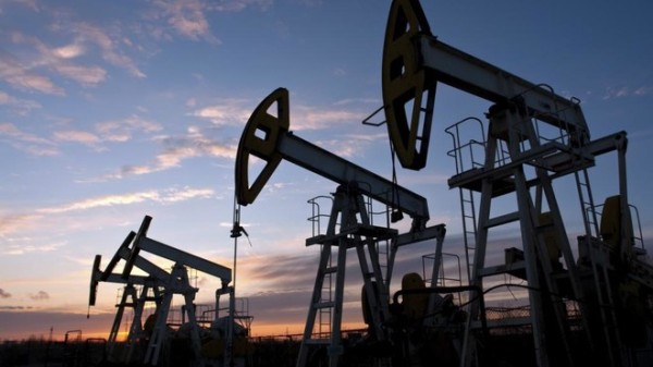 النفط يتراجع بفعل اجتياح هارفي للمصافي الأمريكية