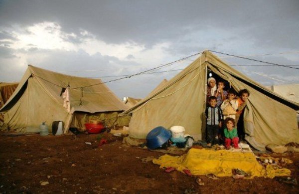 عائلة نازحة بأحد المخيمات في العراق