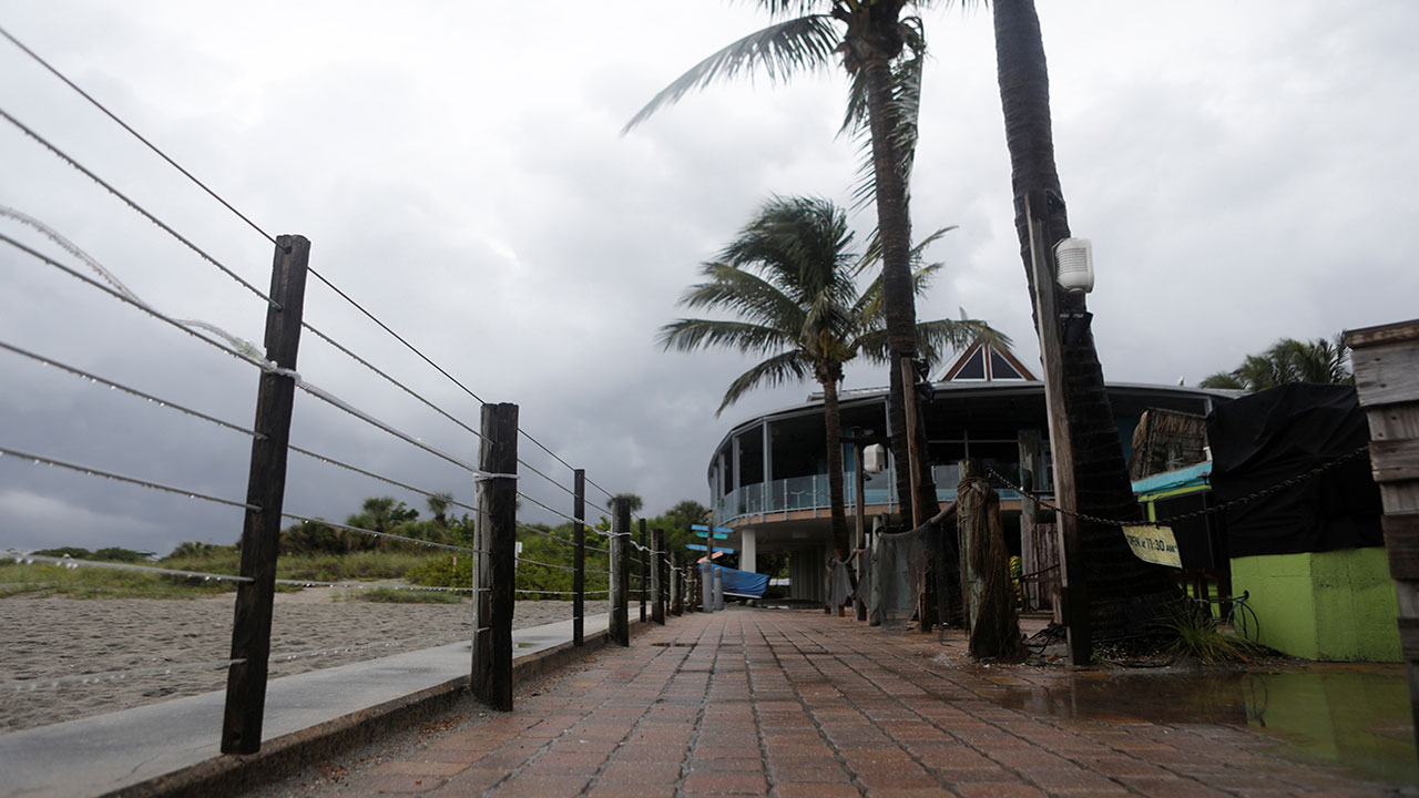 العاصفة إلسا تشتد وتتحول لإعصار مع اقترابها من فلوريدا