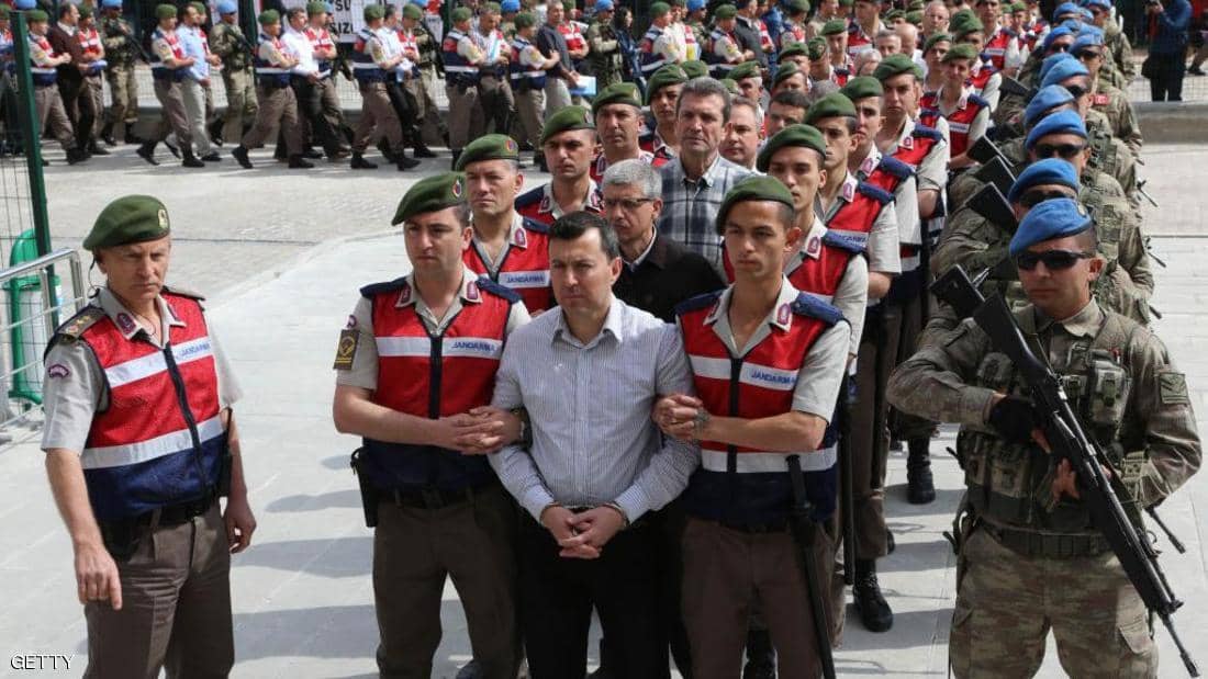 تركيا تأمر باعتقال العشرات من الجيش