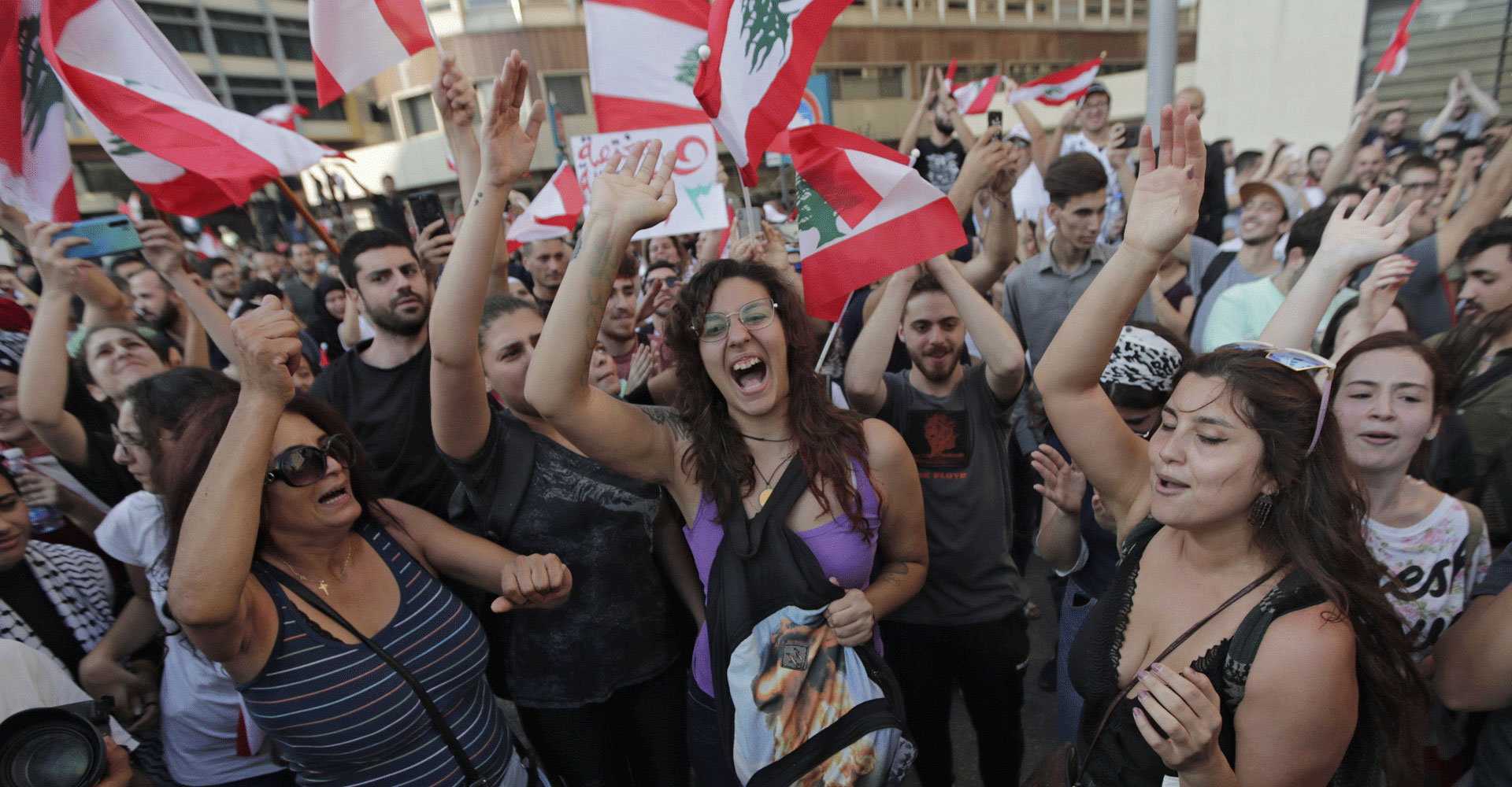 احتجاجات لبنان.. الغضب يتنامى وإصرار على إسقاط النظام