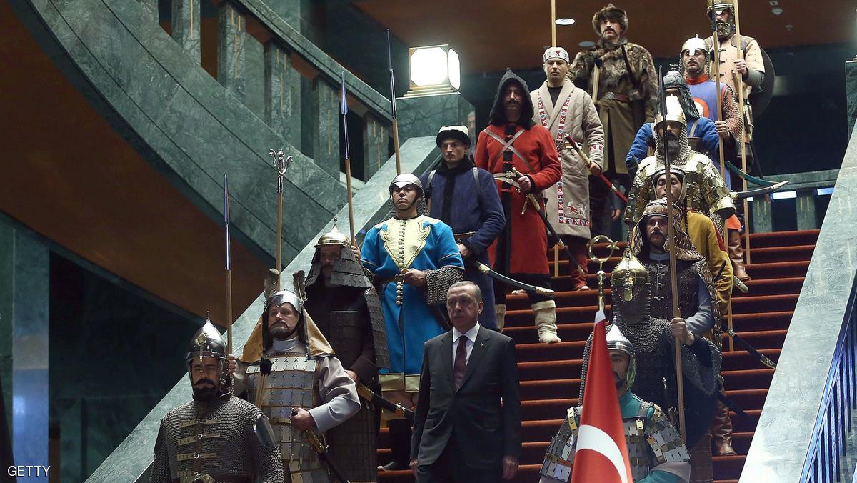  الرئيس التركي رجب طيب أردوغان ومن خلفه 16 جنديا