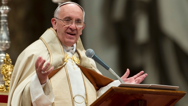 البابا يطالب زعماء العالم بالتراجع عن حافة الفناء