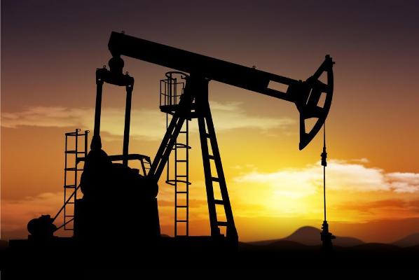 النفط يتراجع بسبب تخمة المعروض والاقتصاد
