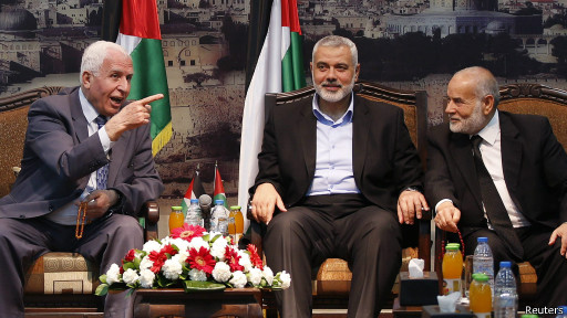 يزور وفد حركة فتح - برئاسة الأحمد (يسار) - قطاع غزة لأول مرة منذ 2007