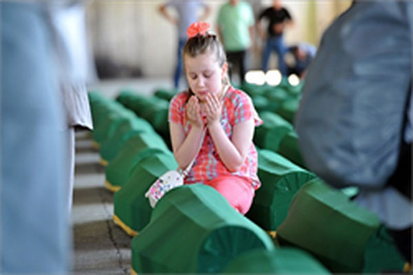 عشرات الآلاف يحيون ذكرى الـ 20 لمجزرة سربرنيتشا