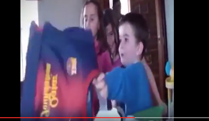 بالفيديو.. طفل مدريدي يرفض قميص برشلونة في عيد ميلاده