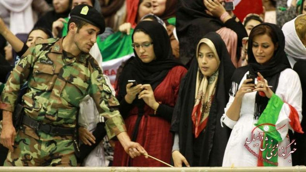 إيران تستمر بمنع النساء من دخول الملاعب