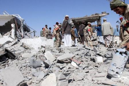 مقتل 40 شخصاً على الأقل بضربة جوية على مخيم للنازحين باليمن