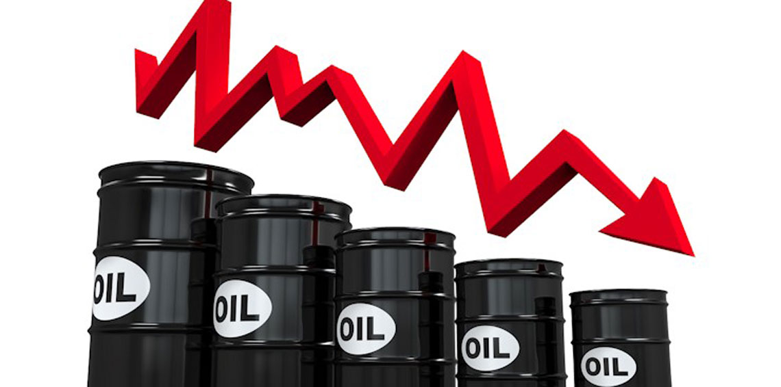 النفط يتراجع وسط توقعات بزيادة مخزونات الخام الأمريكية