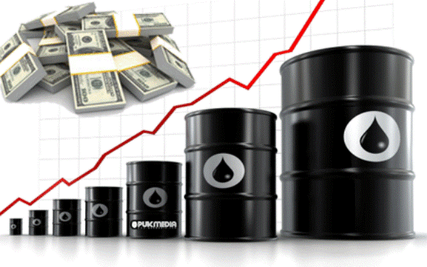 النفط يرتفع مع هبوط الدولار لأدنى مستوى 