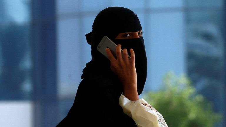 أمر ملكي جديد لمساواة المرأة السعودية بالرجل